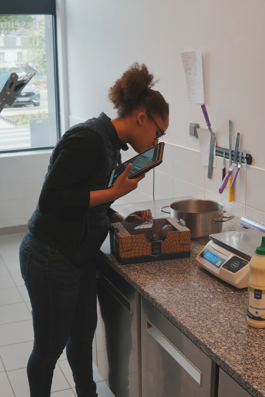 Contrôle de marchandise à réception avec une tablette Traceo en cuisine professionnelle.