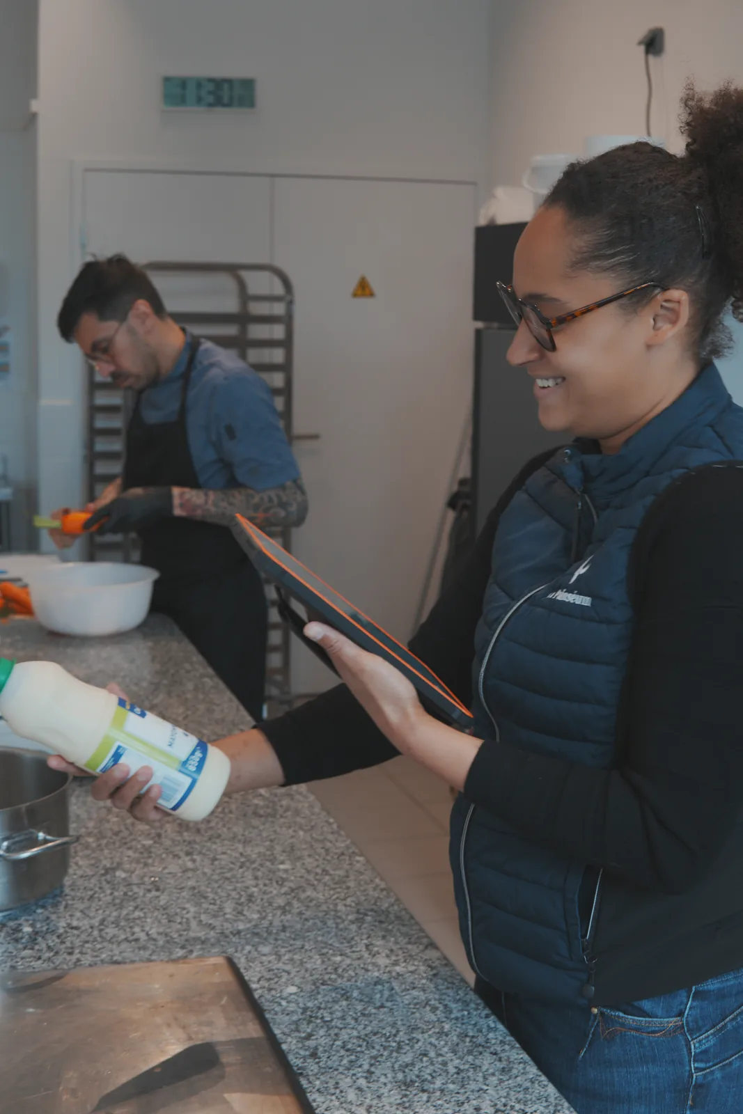 Équipe utilisant une tablette Traceo pour suivre la traçabilité d’un ingrédient.