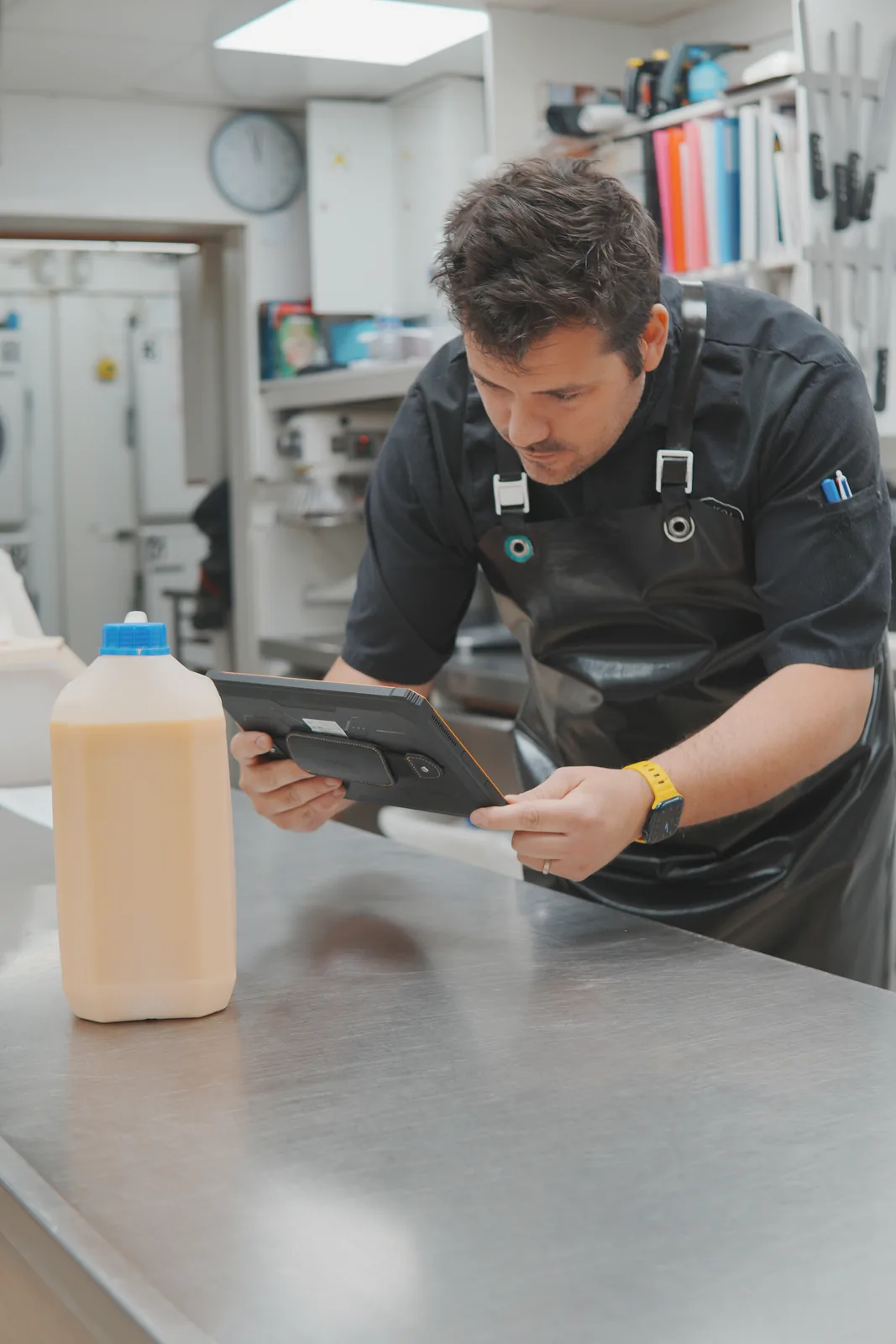 Professionnel enregistrant un lot d’ingrédient avec une tablette Traceo.