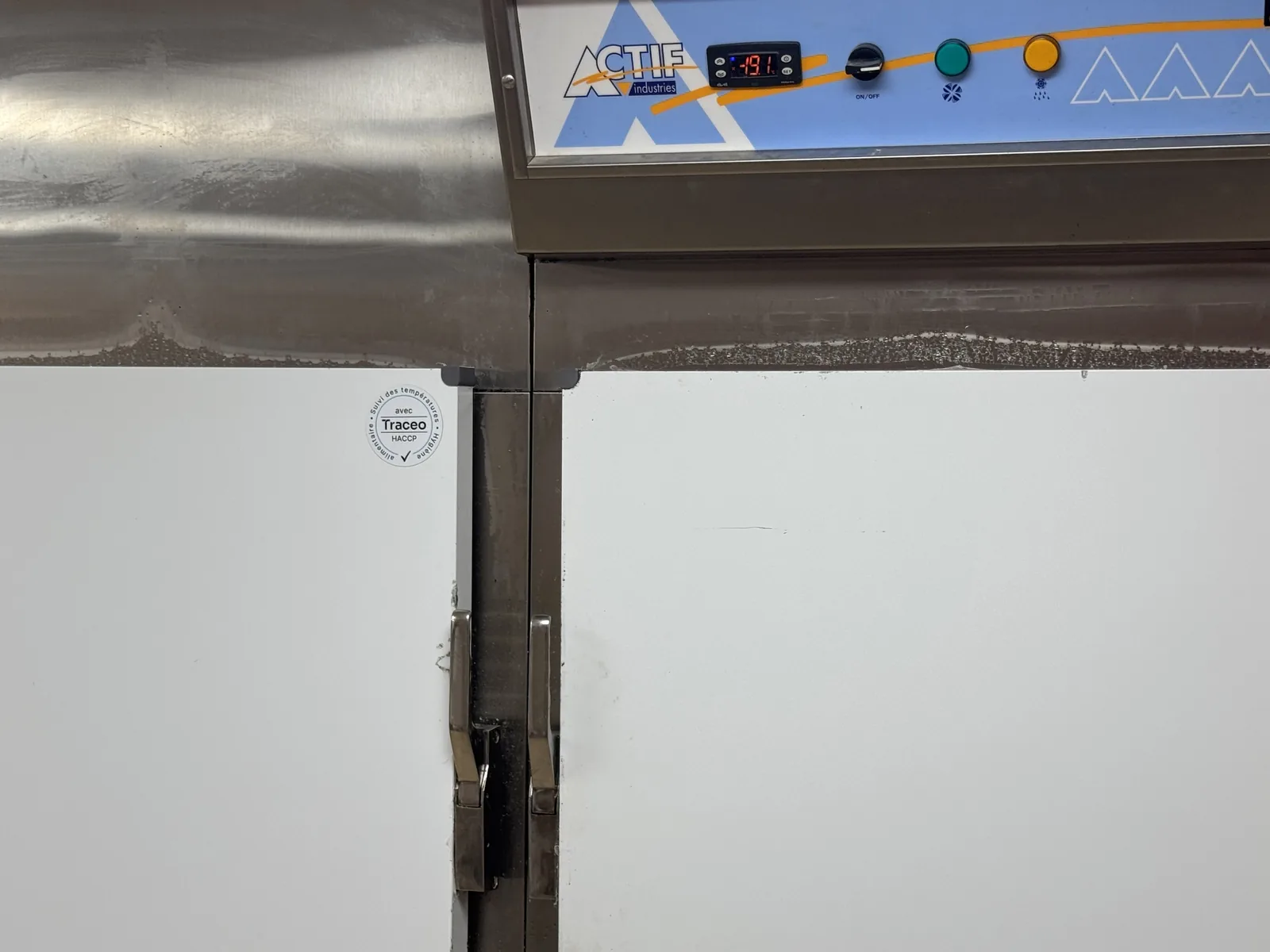 Chambre froide professionnelle identifiée pour le suivi automatique des températures.